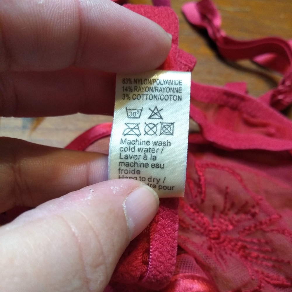 La Senza 2-Piece Red Bra (34B) & Red Lace Garter (Size Medium) - Picture 15 of 15